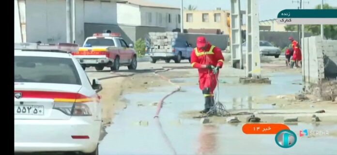 ادامه امدادرسانی شبانه‌روزی آتش‌نشانان تهران به سیل‌زدگان کنارک