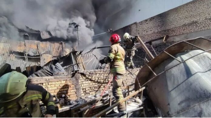 جلال ملکی: آتش‌سوزی شهرک صنعتی شمس‌آباد مصدومی نداشته/ عملیات اطفا حریق ادامه دارد