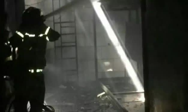 آتش‌سوزی یک کارگاه برشکاری آهن مهار شد+ عکس‌ها